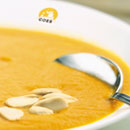 Un plato de crema de calabaza